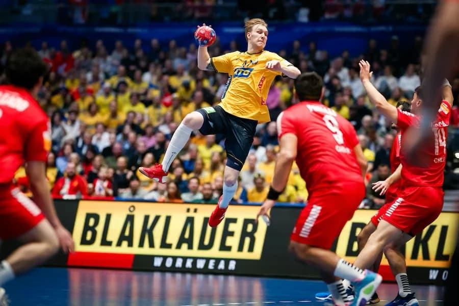 Wurf im WM-Spiel Schweden gegen Chile vor vollen Rängen
